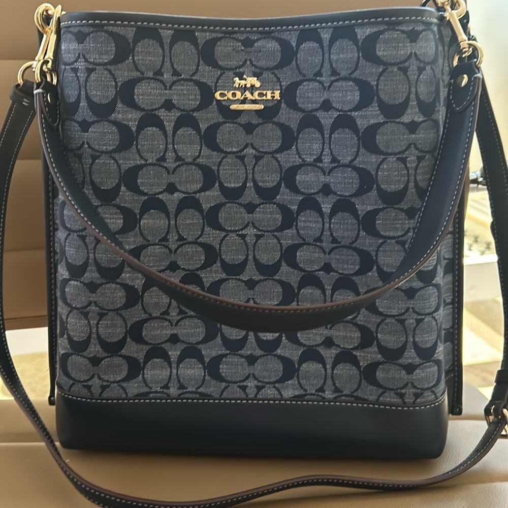 NWOT Signature Coach Mollie Bucket Bag. Brand new. Open to Reasonable offers!!